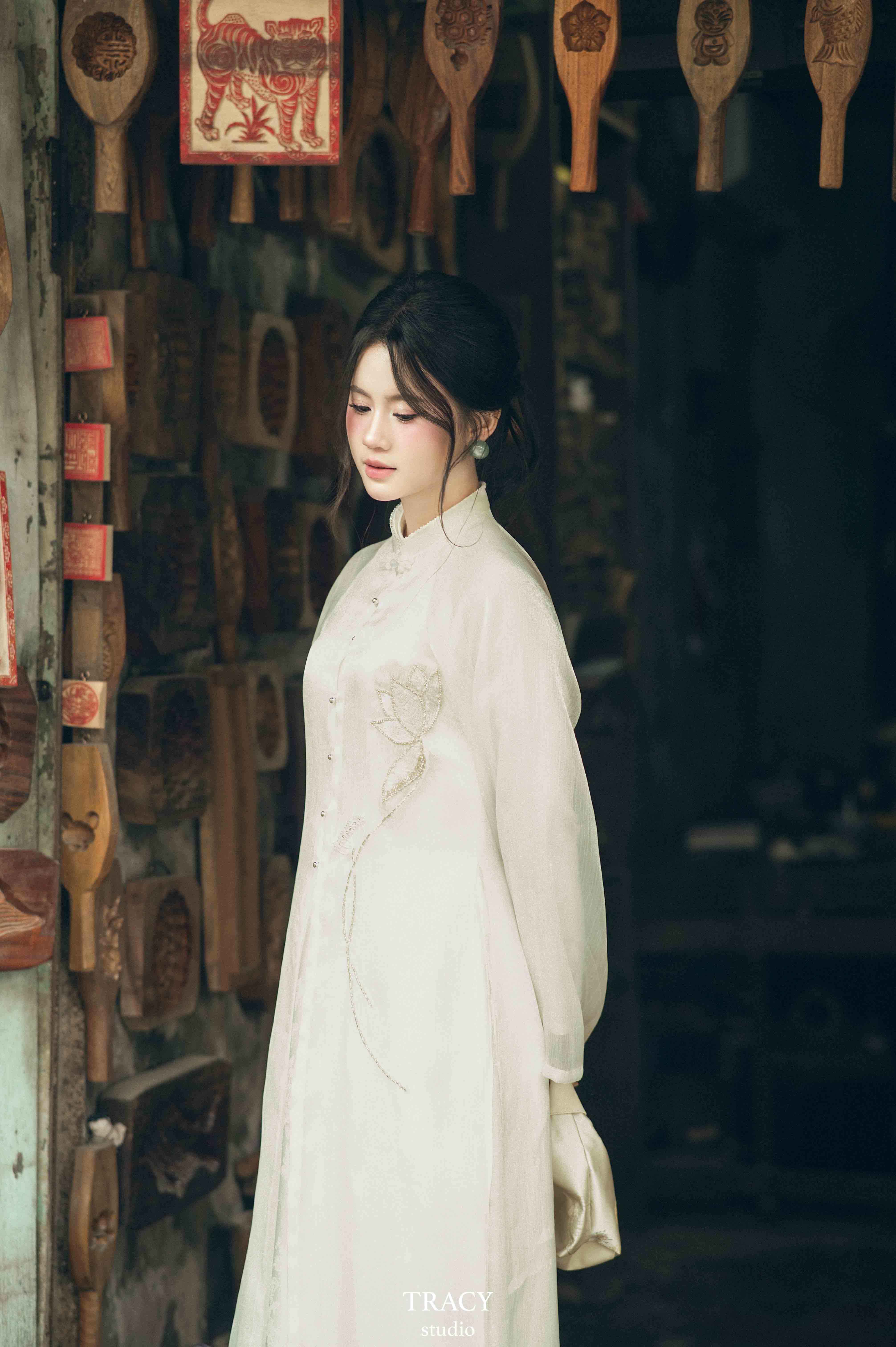 frontend/img/gallery/anh-tet-yem-ao-dai/tracy-studio-chup-ao-dai-pho-khuon (3).jpg